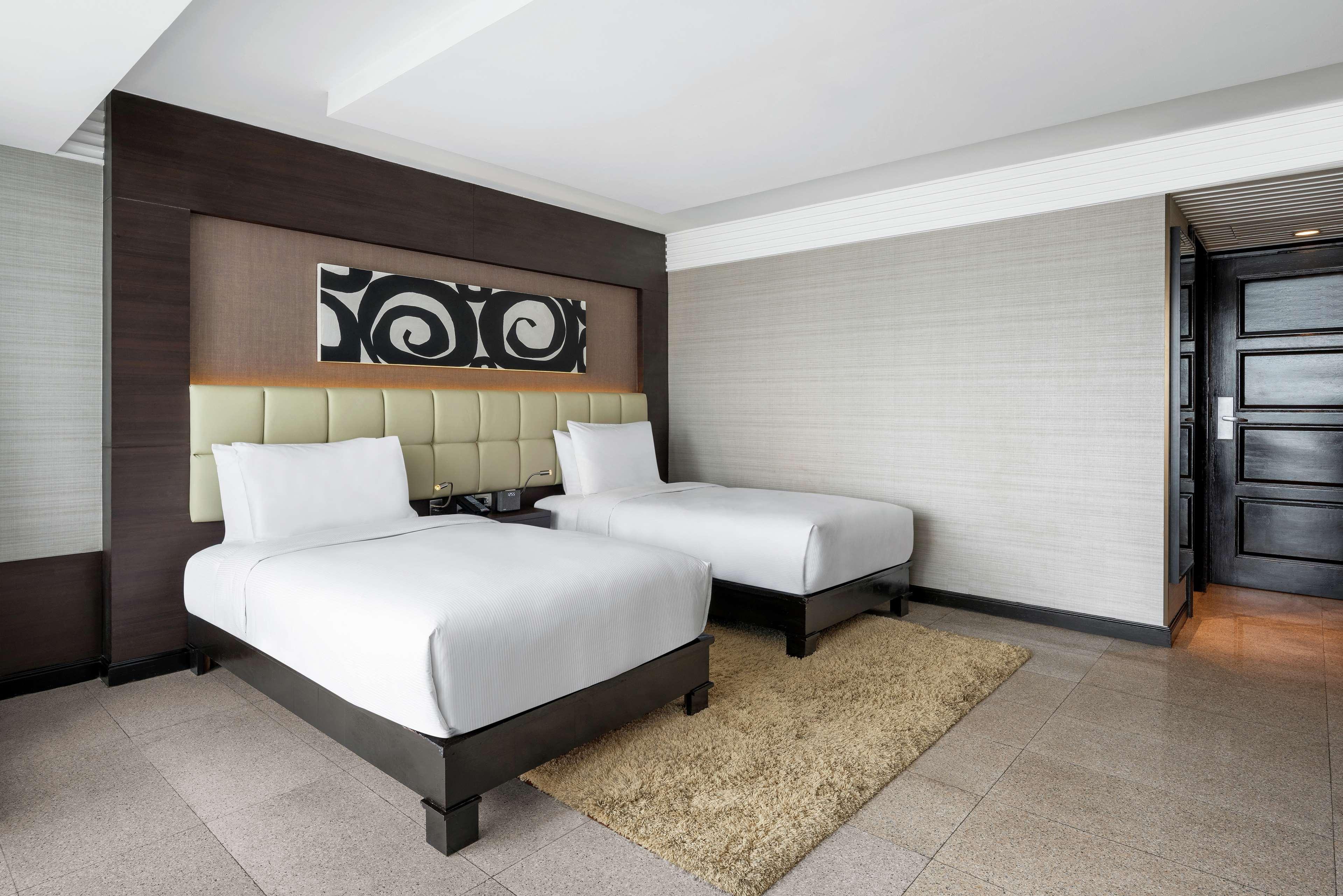 Отель Doubletree By Hilton Bangkok Ploenchit Экстерьер фото